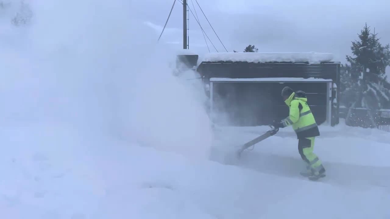 Ryobi electric snow blower in action - Eating snow!