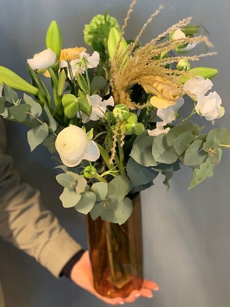 Floristen väljer en passande vas: Enkel bukett