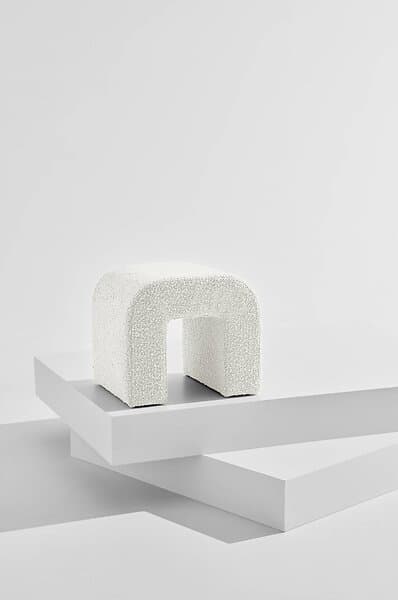 Pastill Odette puff i bouclé 45x41 cm Vit Polyester Akryl