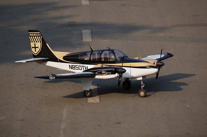 VQ Models Beechcraft Baron US Svart/Vit 1,75m EP/GP