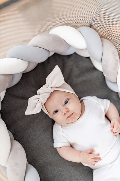 Luna Bambini flätat spjälskydd i bomullsmuslin Grå/Vit
