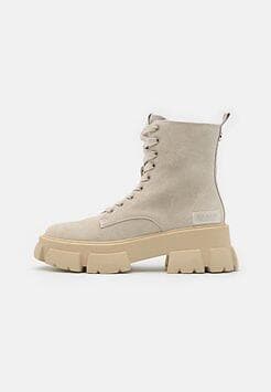 Steve Madden Tanker (Dam)