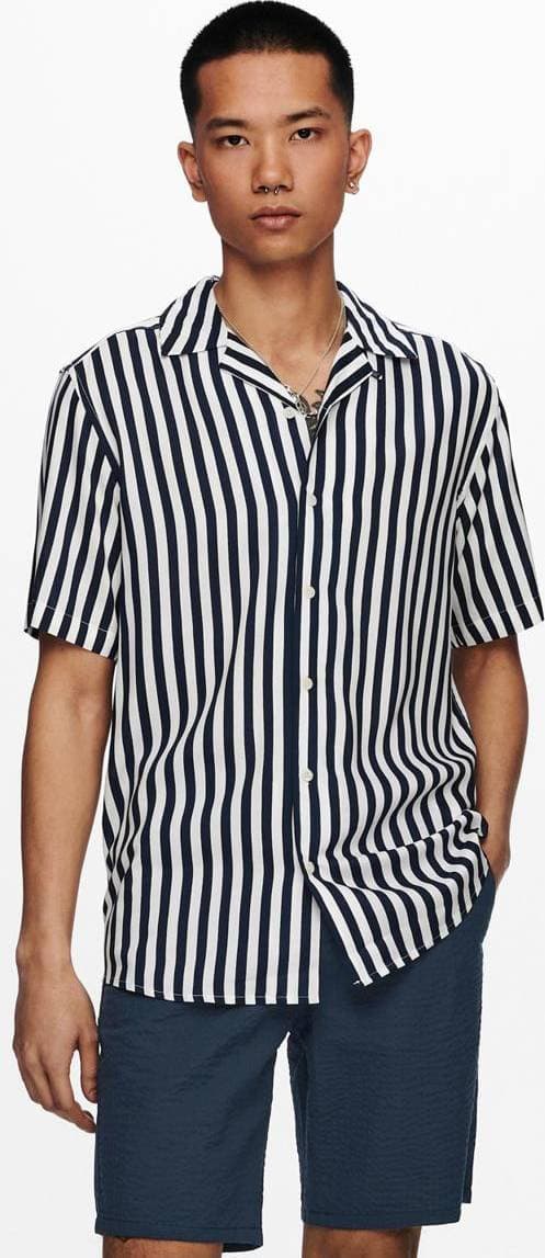 Only & Sons – Marinblå, vertikalrandig skjorta med korta ärmar