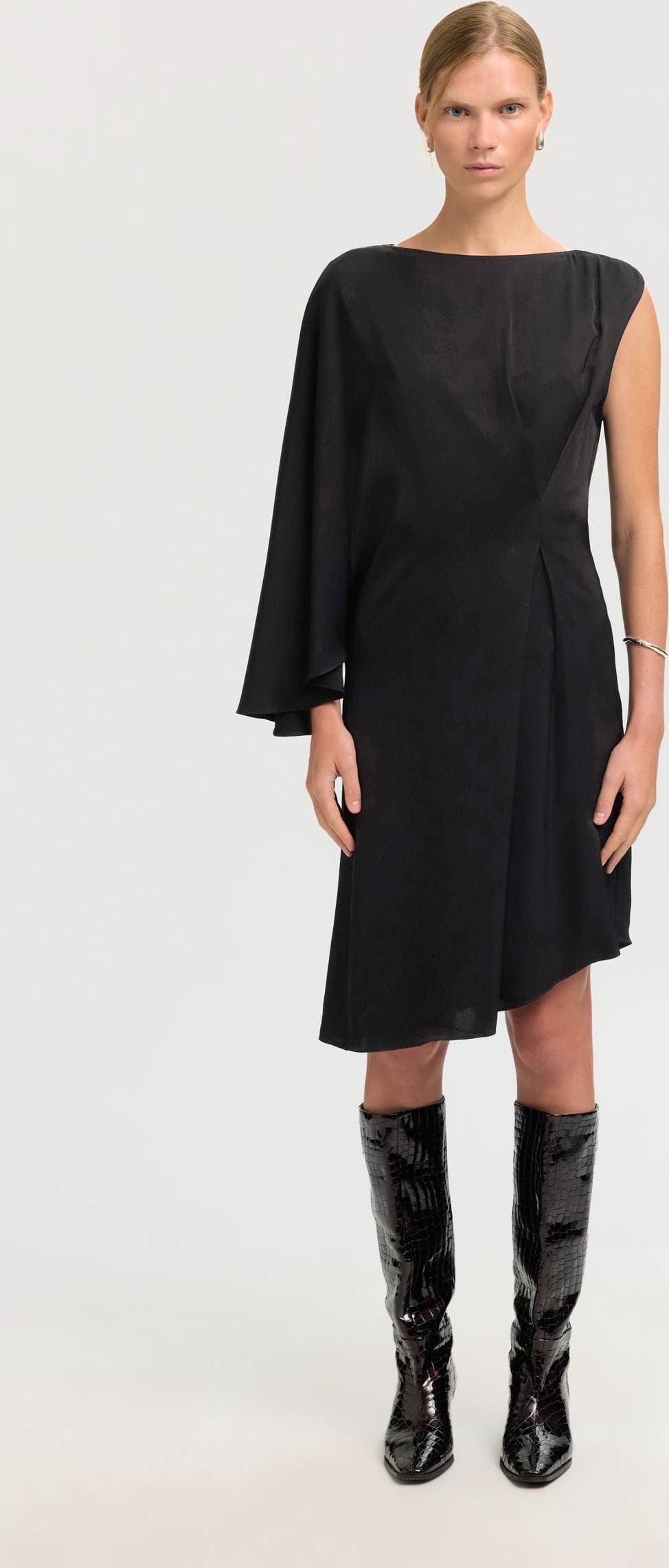 Selected Asymmetrisk Viskos Enaxlad Klänning - Svart