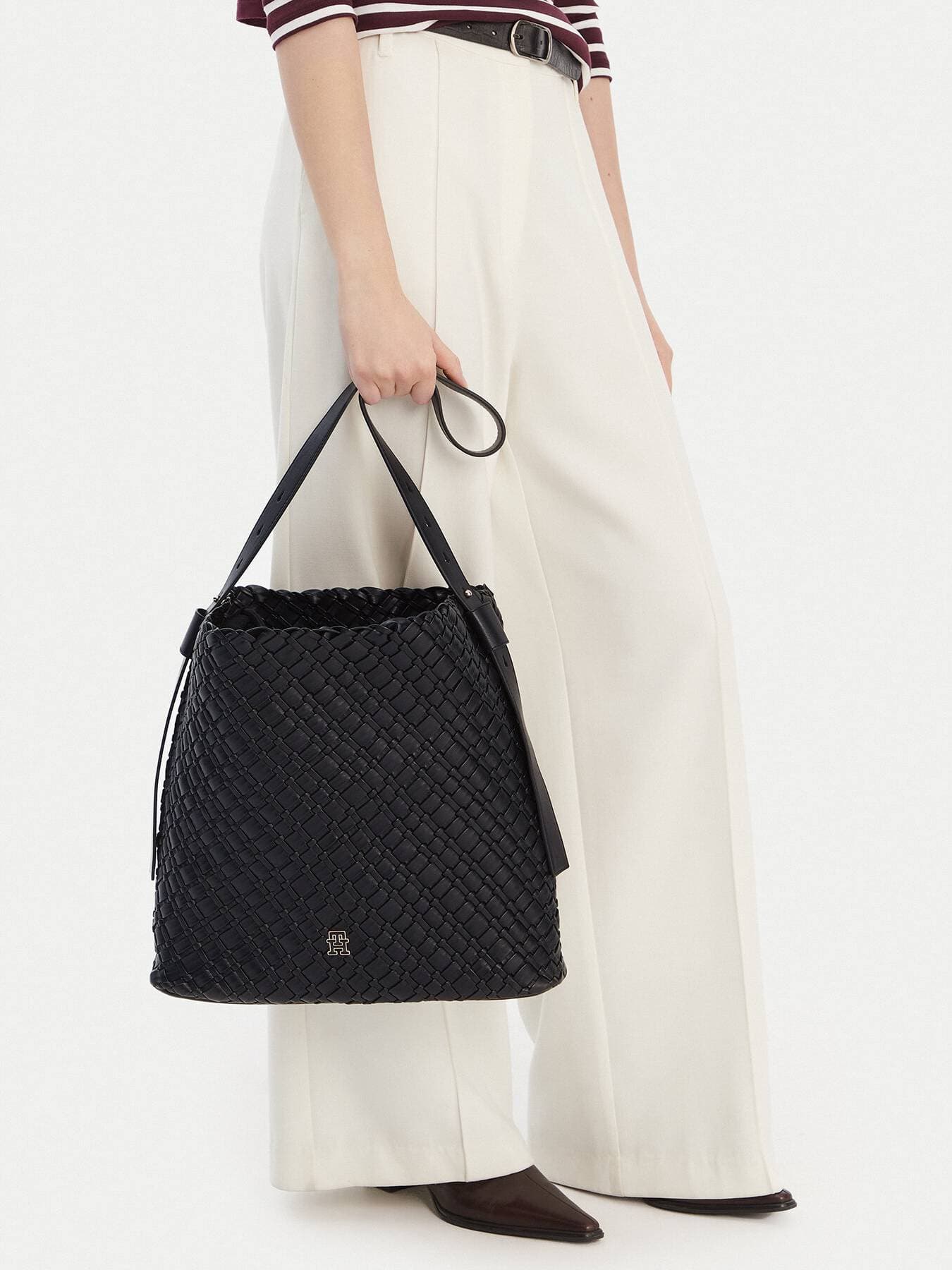 Tommy Hilfiger Handväska Maxi Hob TH Monogram Braided Hobo Bag - Black